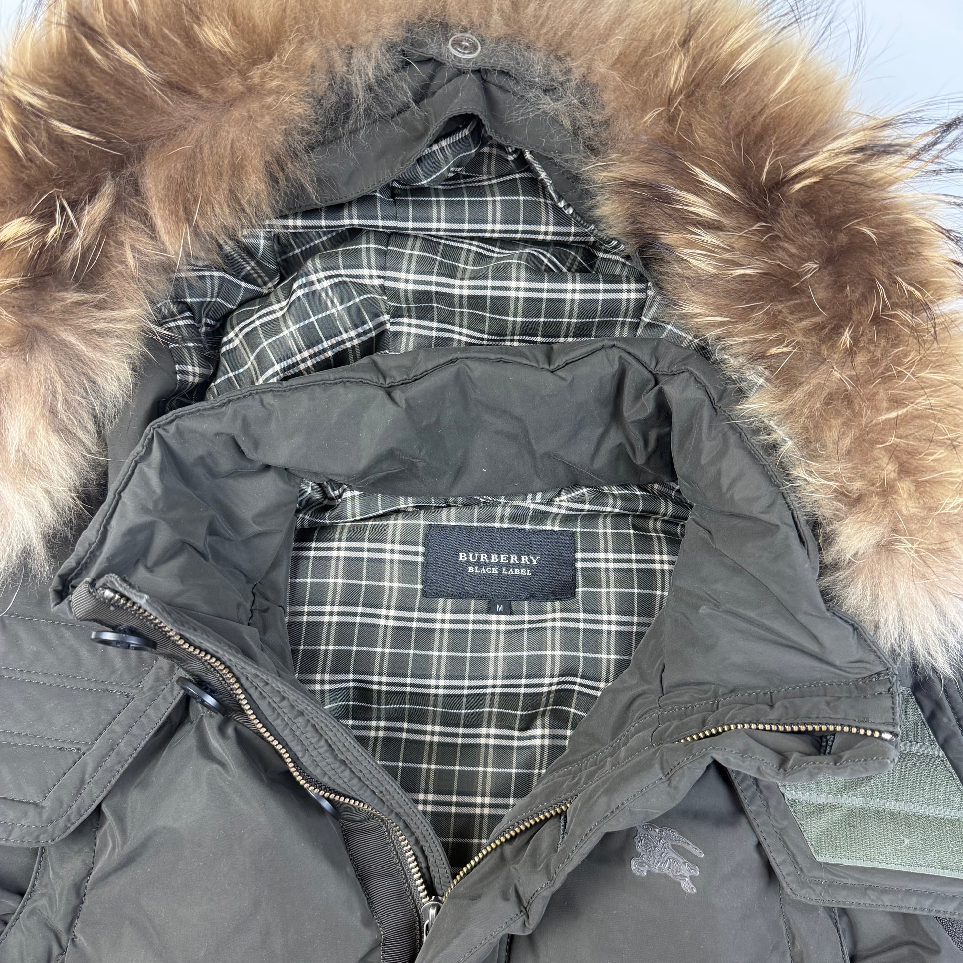 Burberry men clothing – detaliu logo | VSTEALS