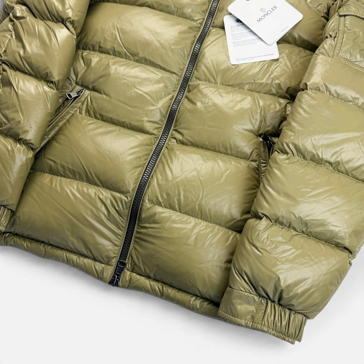 Moncler Lean M Down Jacket Olive Green Puffer Jackets MONCLER în mărimile M – ofertă V STEALS