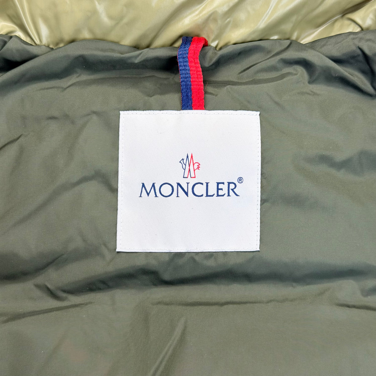 Puffer Jackets MONCLER Moncler Lean M Down Jacket Olive Green – produs original disponibil în magazinul V STEALS – mărimi M