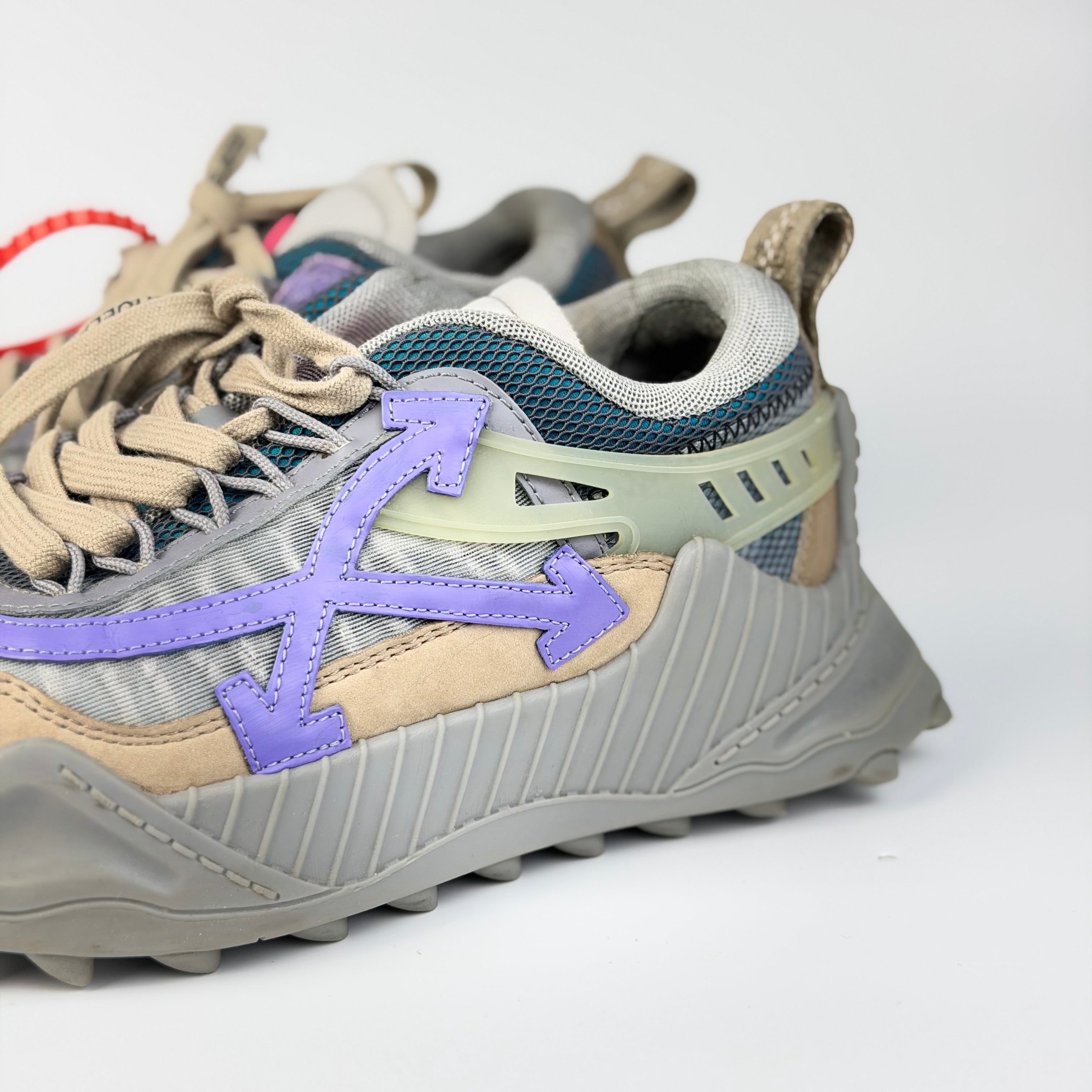 Off-White sneakers – detaliu etichetă | VSTEALS