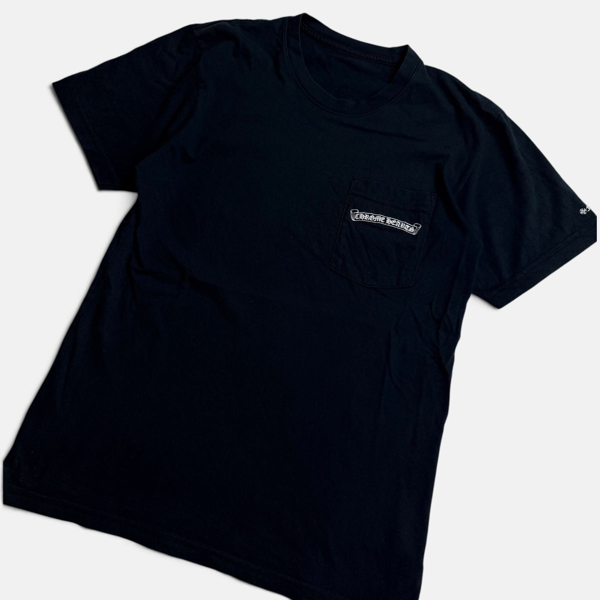Uncategorized CHROME HEARTS Chrome Hearts Scroll Logo Pocket T-Shirt Vintage – produs original disponibil în magazinul V.