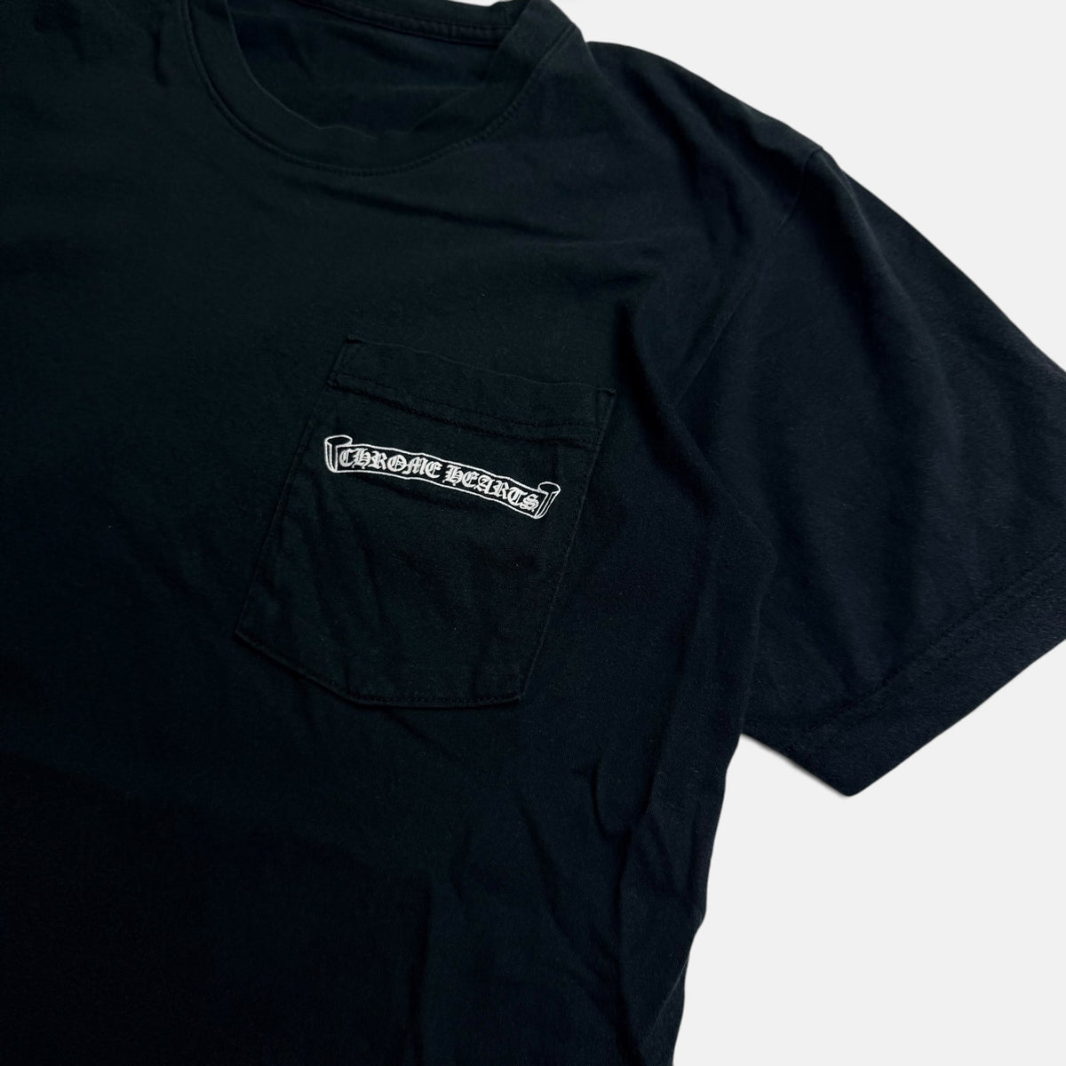 Chrome Hearts Scroll Logo Pocket T-Shirt Vintage – Uncategorized recomandat de V STEALS