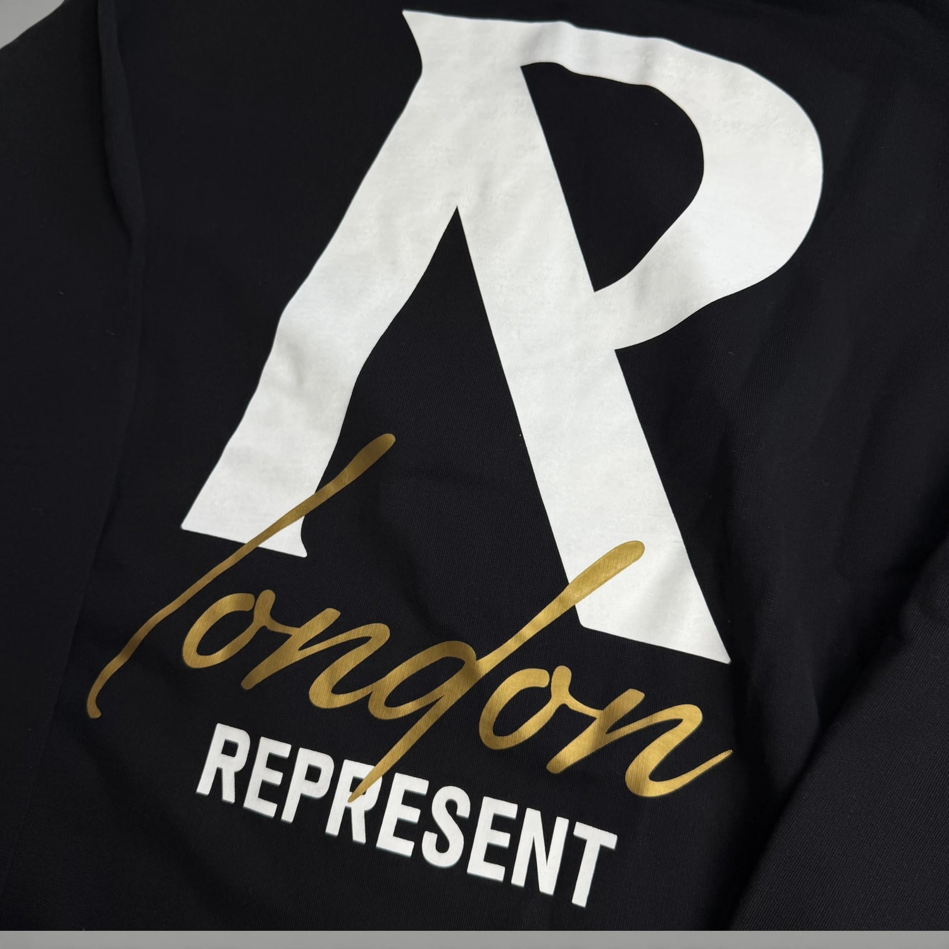 REPRESENT hoodie – detaliu logo | VSTEALS
