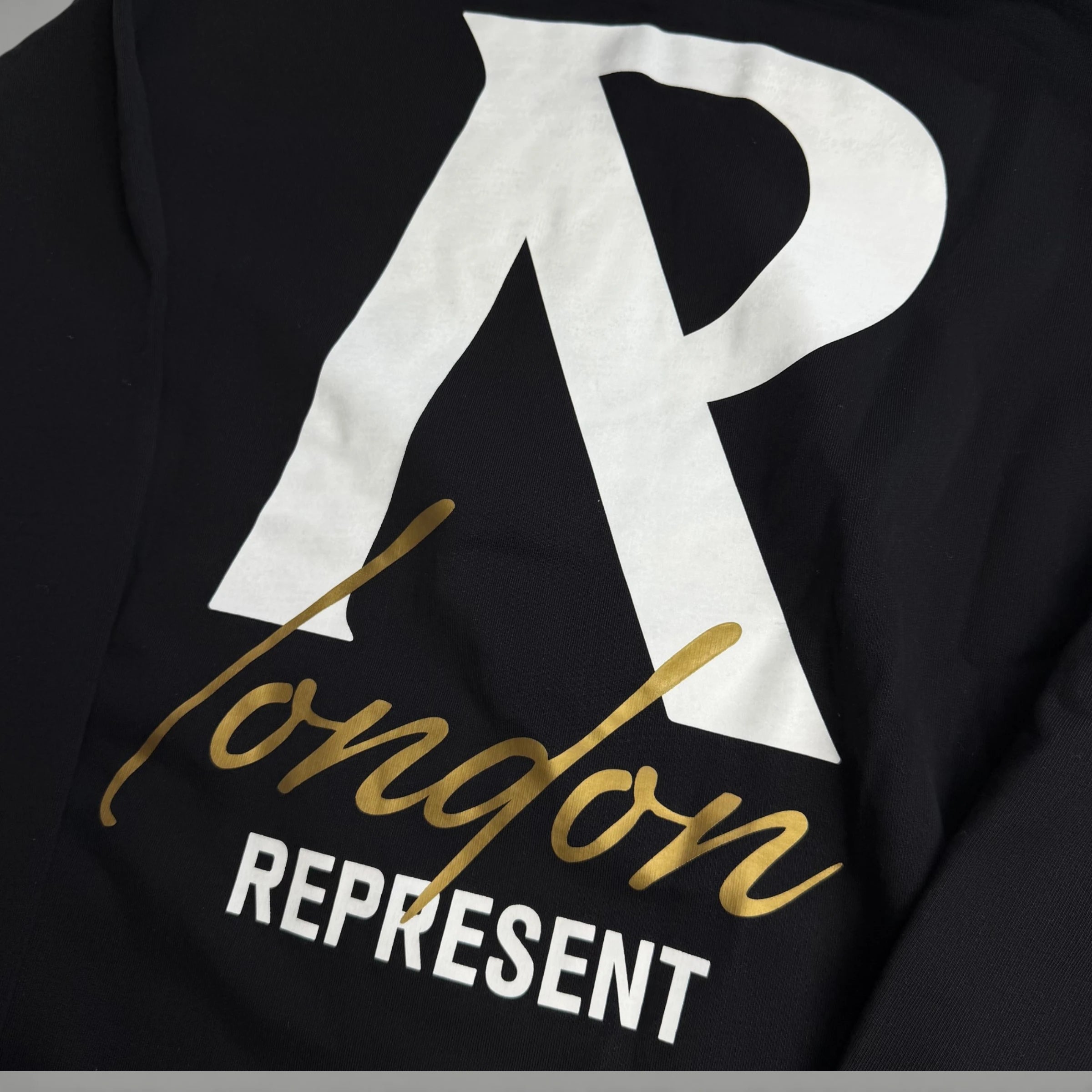 REPRESENT hoodie – detaliu logo | VSTEALS