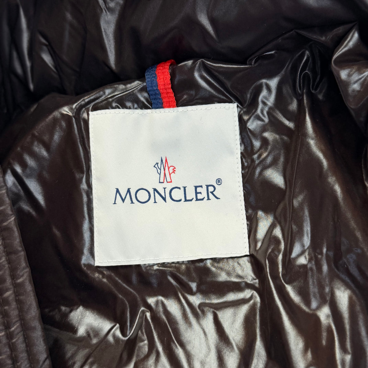 Puffer Jackets MONCLER Moncler Maya Down Jacket Dark Brown – produs original disponibil în magazinul V STEALS – mărimi XL