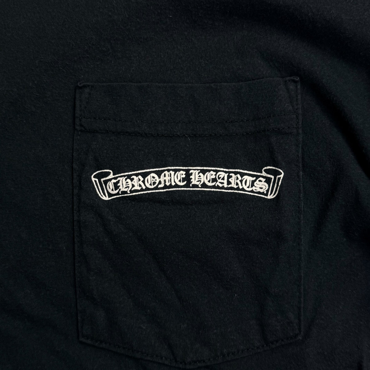 Chrome Hearts Scroll Logo Pocket T-Shirt Vintage Uncategorized CHROME HEARTS în mărimile M – ofertă V STEALS