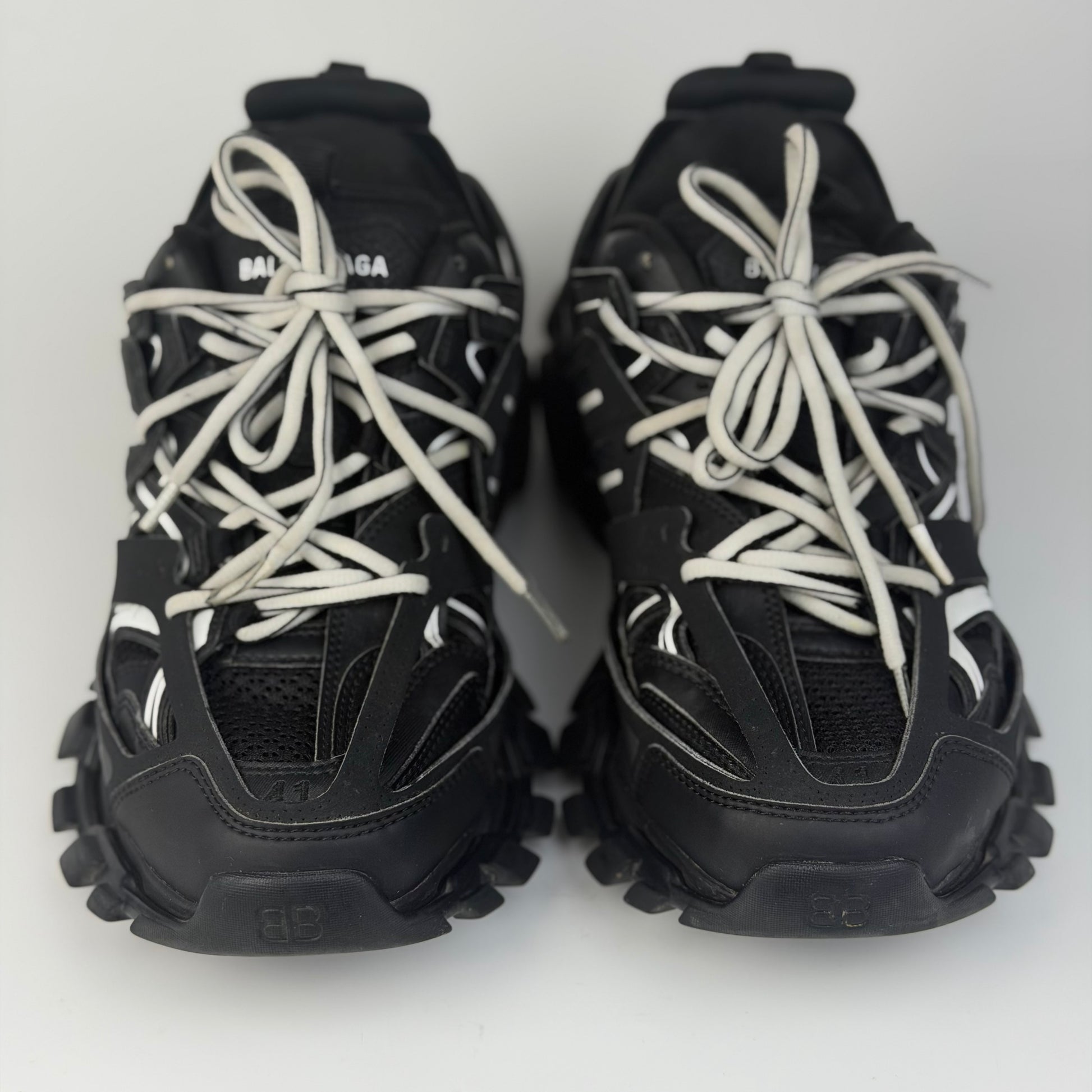 Balenciaga – detaliu logo | VSTEALS