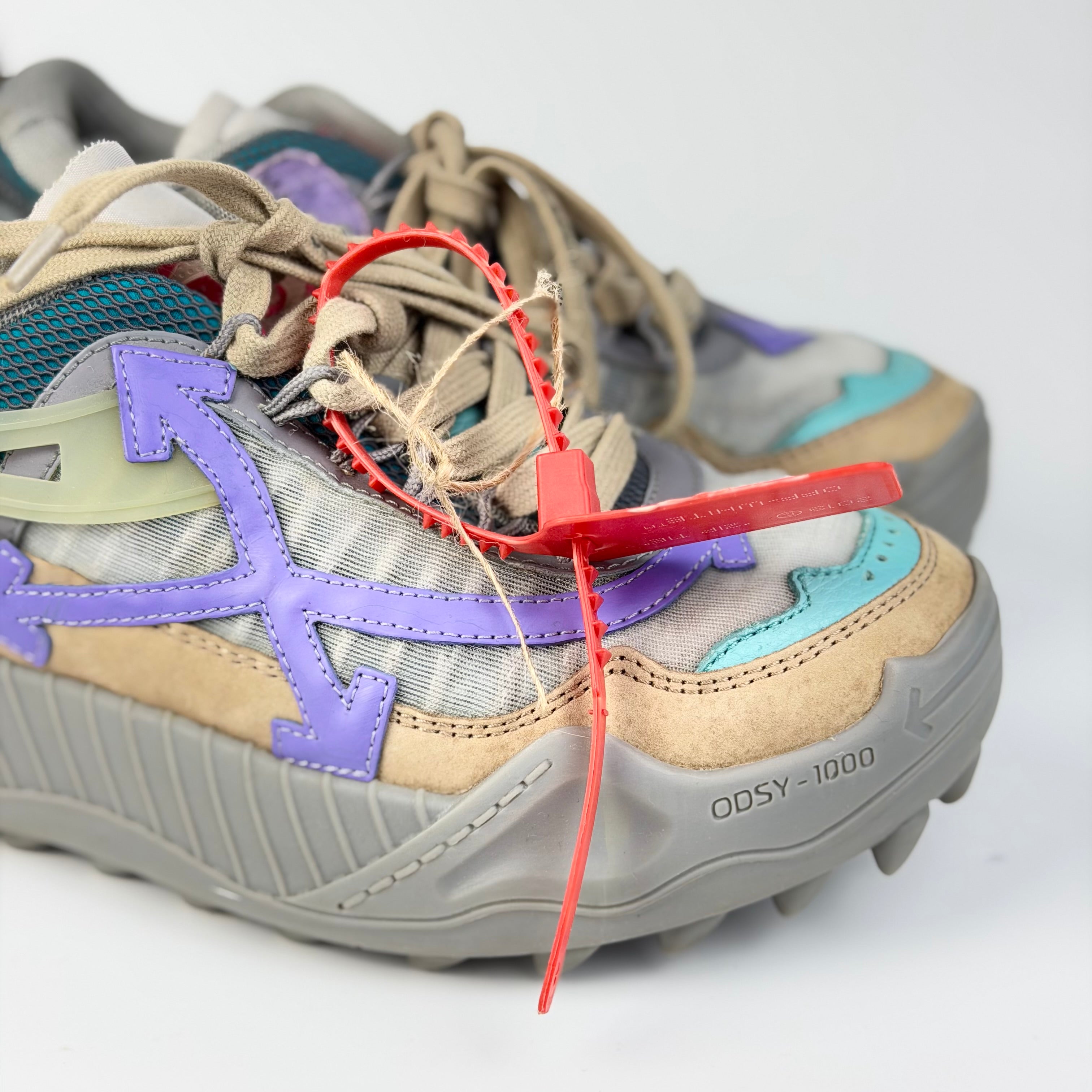 Off-White sneakers – detaliu logo | VSTEALS