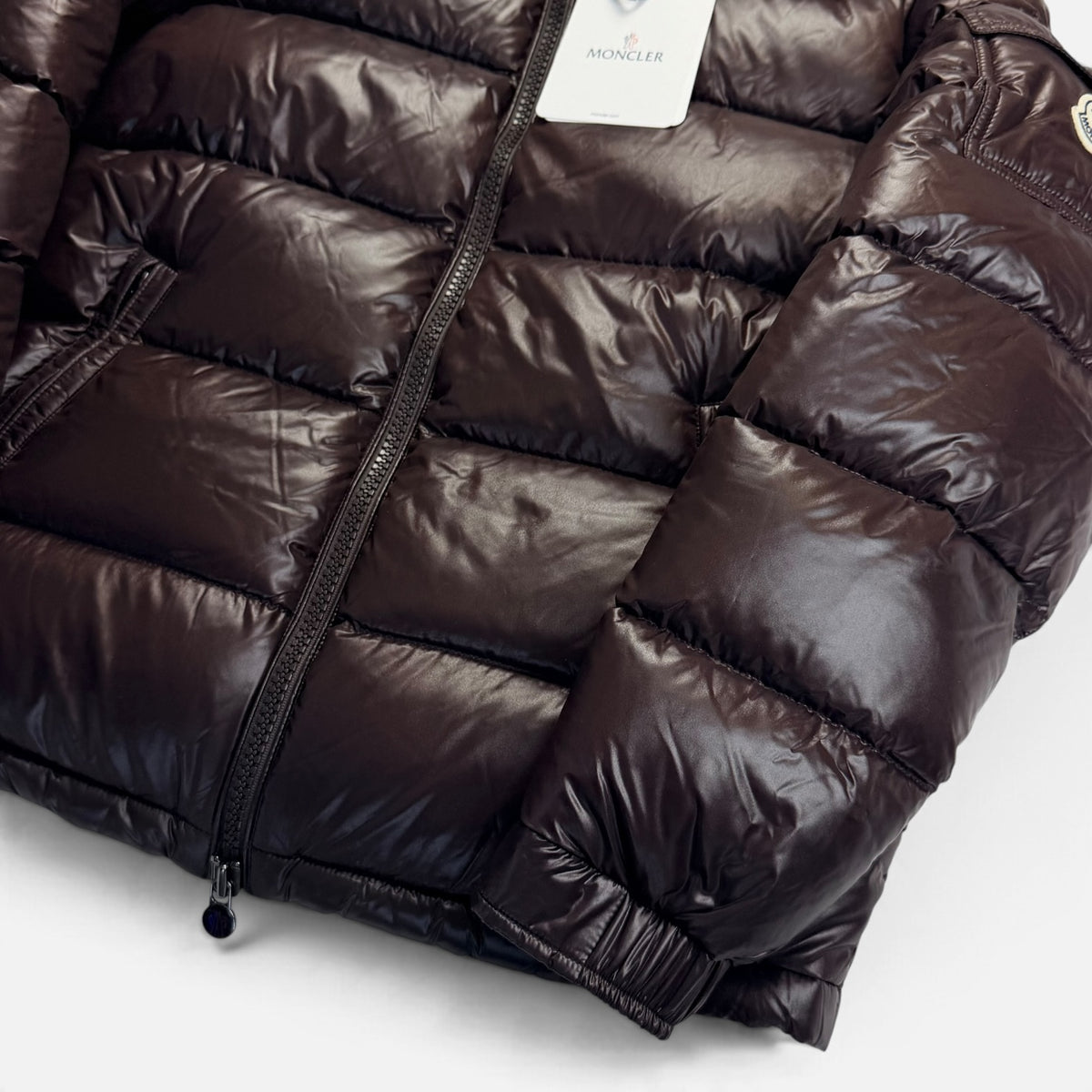 Puffer Jackets MONCLER Moncler Maya Down Jacket Dark Brown – produs original disponibil în magazinul V STEALS