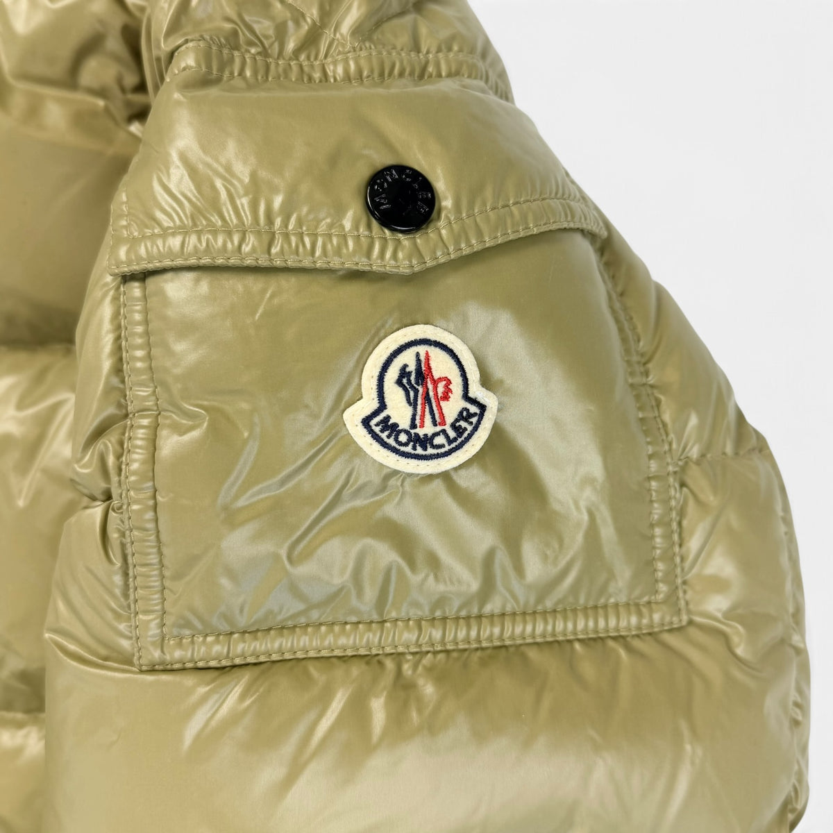 Puffer Jackets MONCLER Moncler Lean M Down Jacket Olive Green – produs original disponibil în magazinul V STEALS