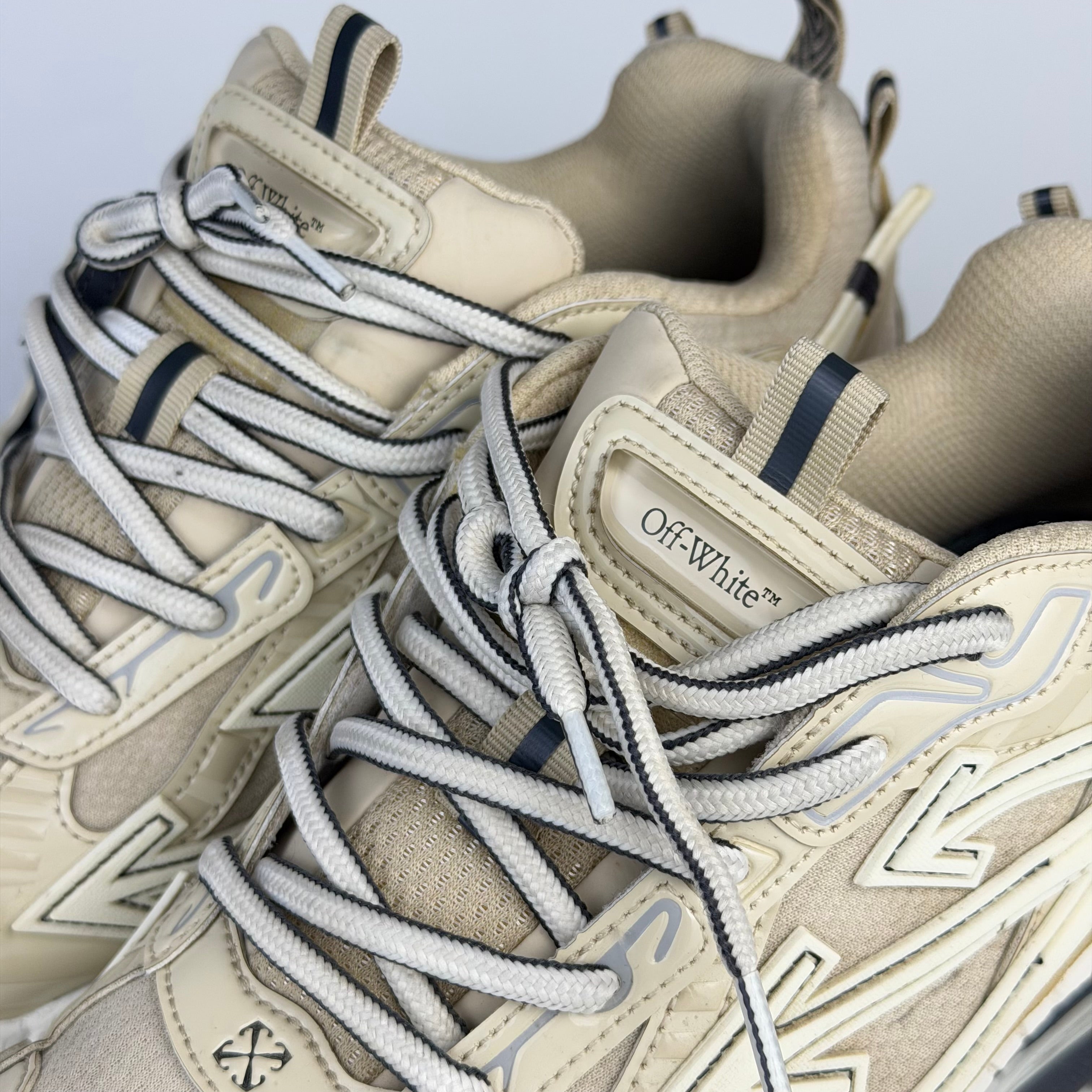 Off-White – detaliu logo | VSTEALS