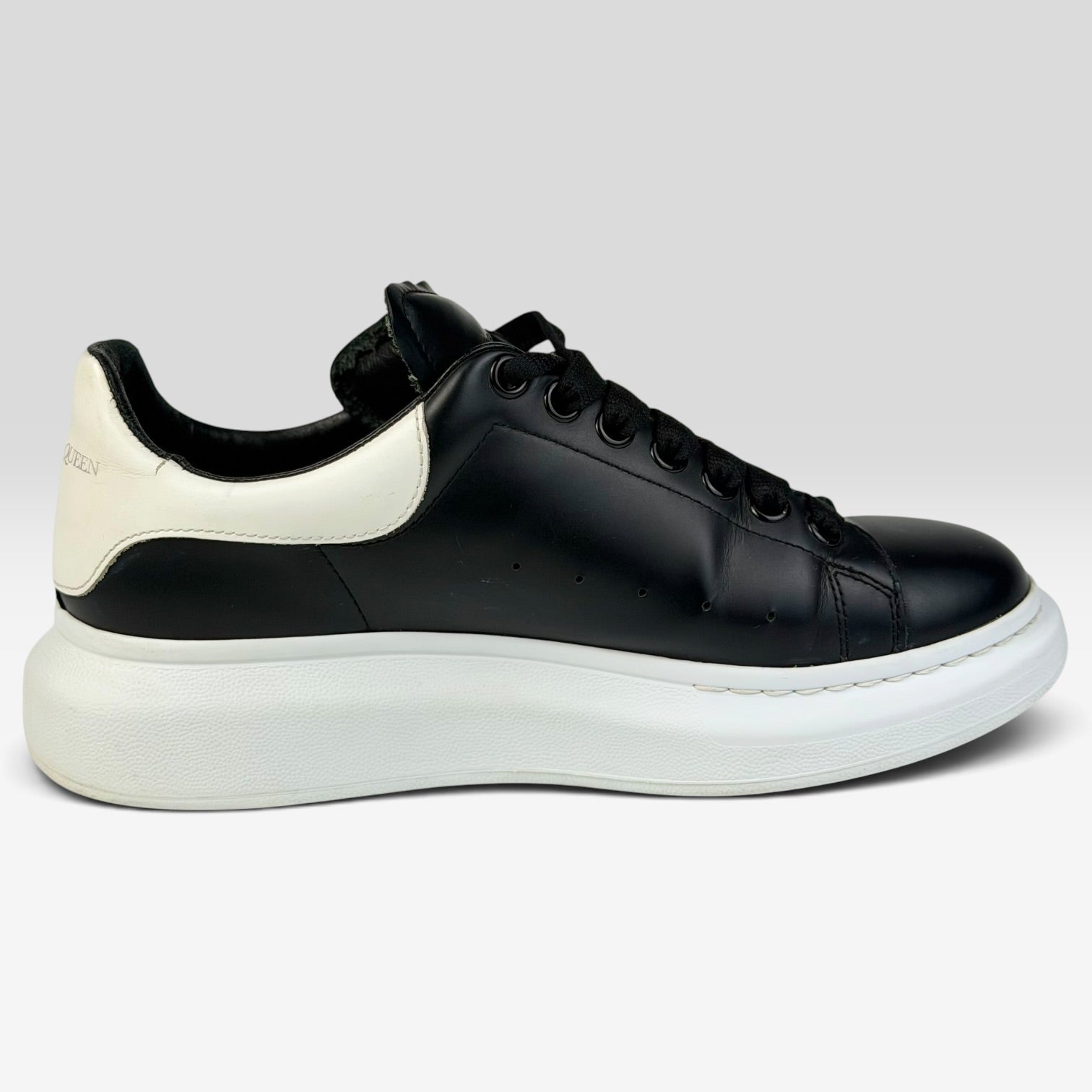 V STEALS Alexander McQueen oversized sneakers in black leather with a chunky white rubber sole and rounded toe