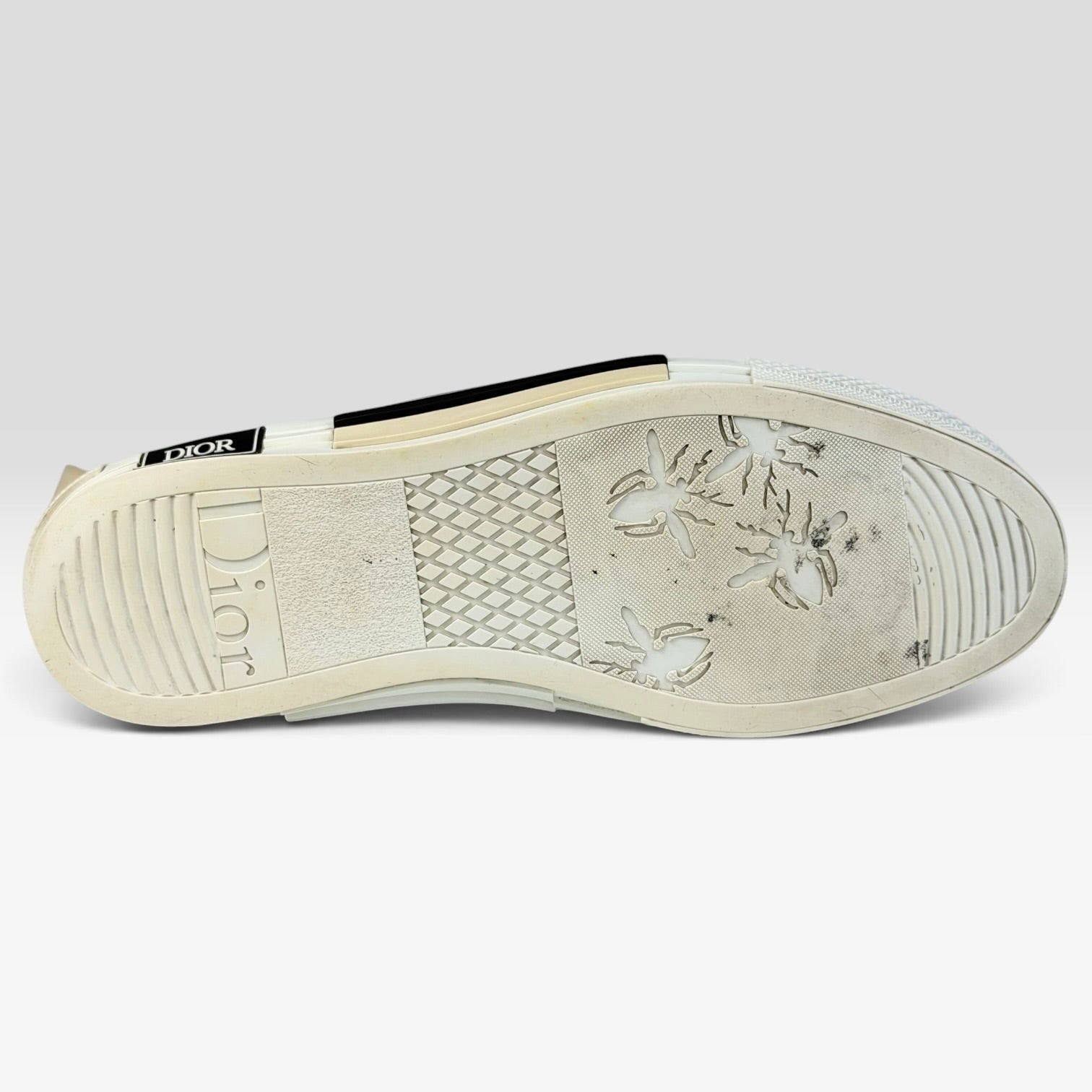 V STEALS Dior x Shawn Stussy B23 high-top sneaker white rubber outsole with bee graphic detailing