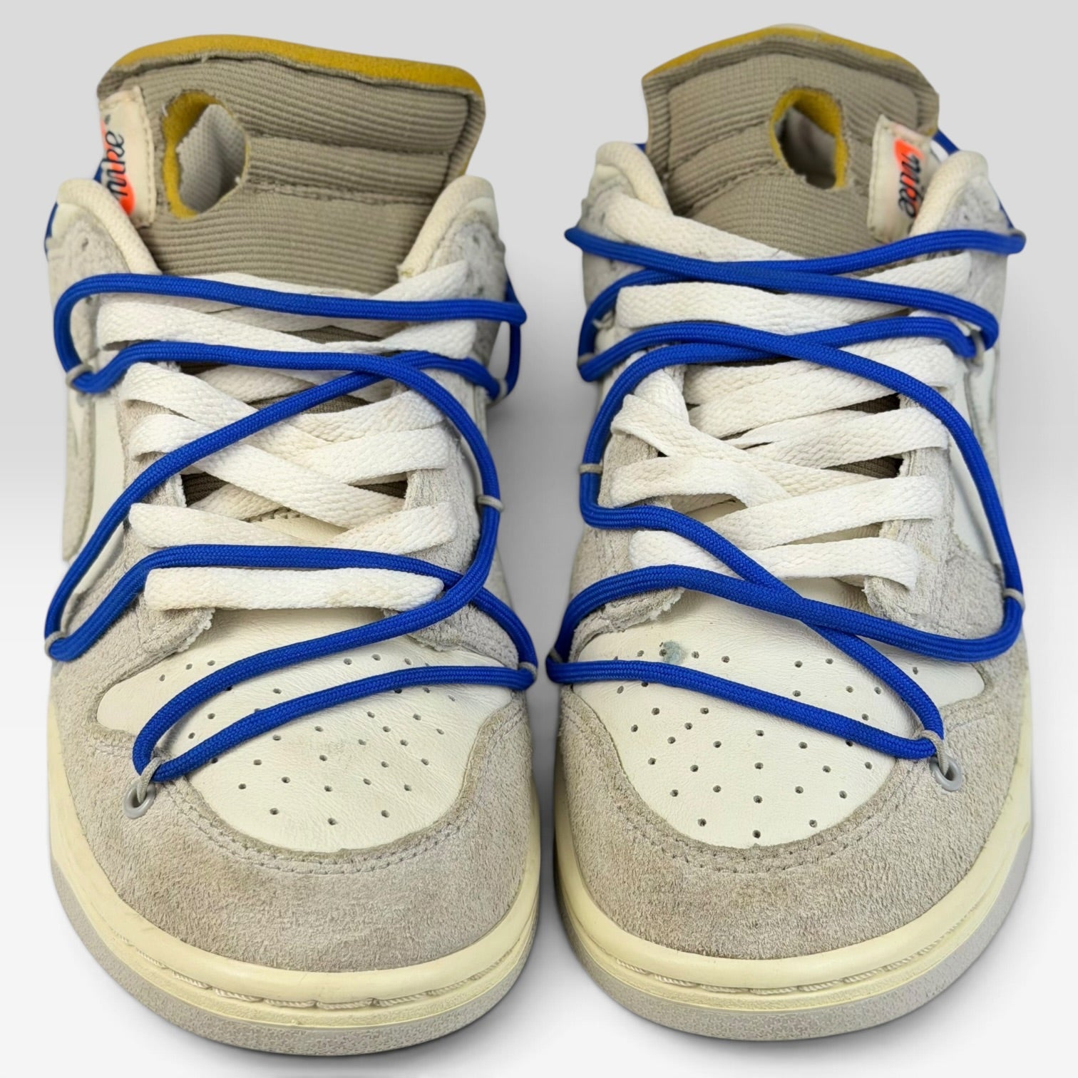 V STEALS Nike x Off-White Dunk Low Lot 32 sneakers in grey and white leather with signature blue secondary lacing