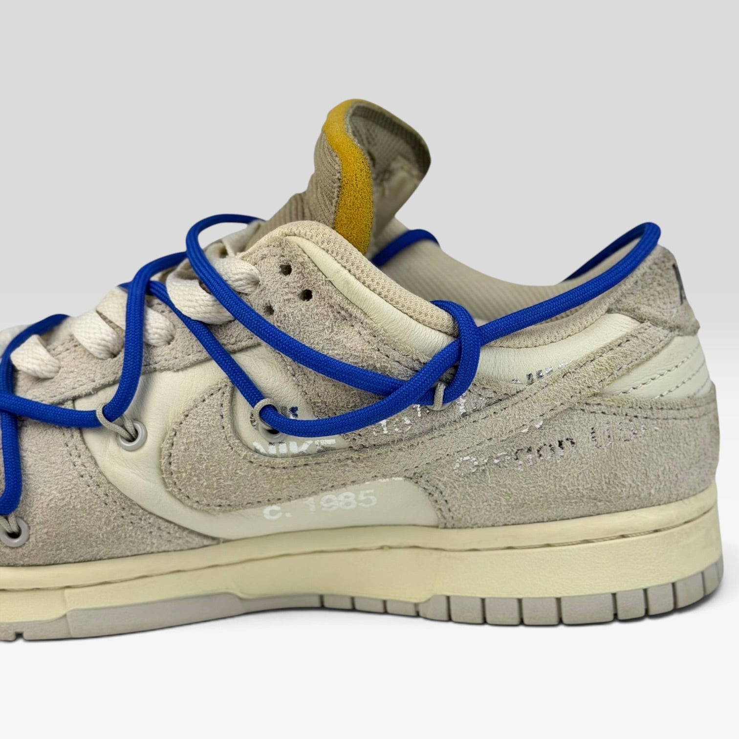 V STEALS Nike x Off-White Dunk Low Lot 32 sneaker in beige suede and canvas with signature blue lacing system