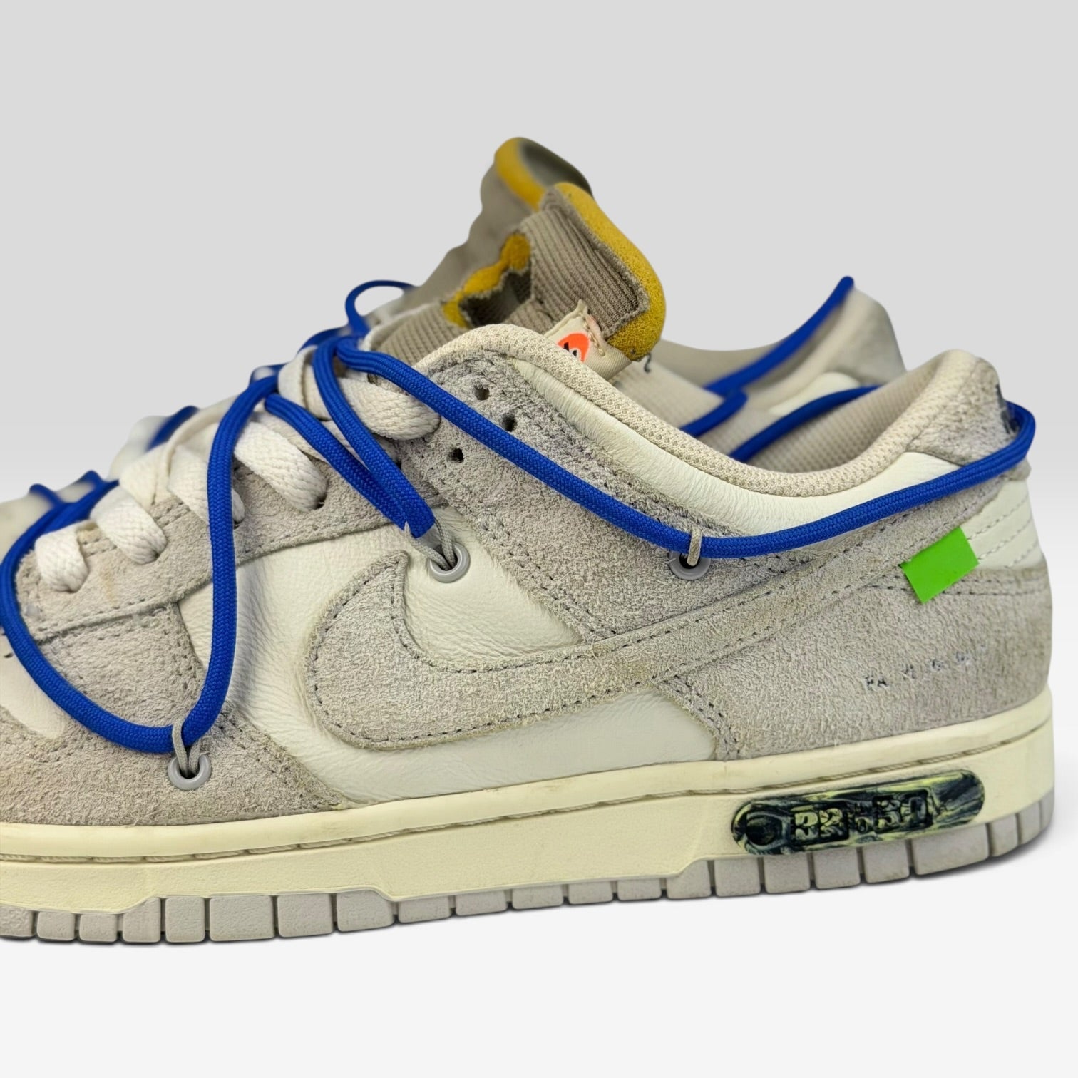 V STEALS Nike x Off-White Dunk Low Lot 32 sneaker in beige leather and suede with signature blue lacing system