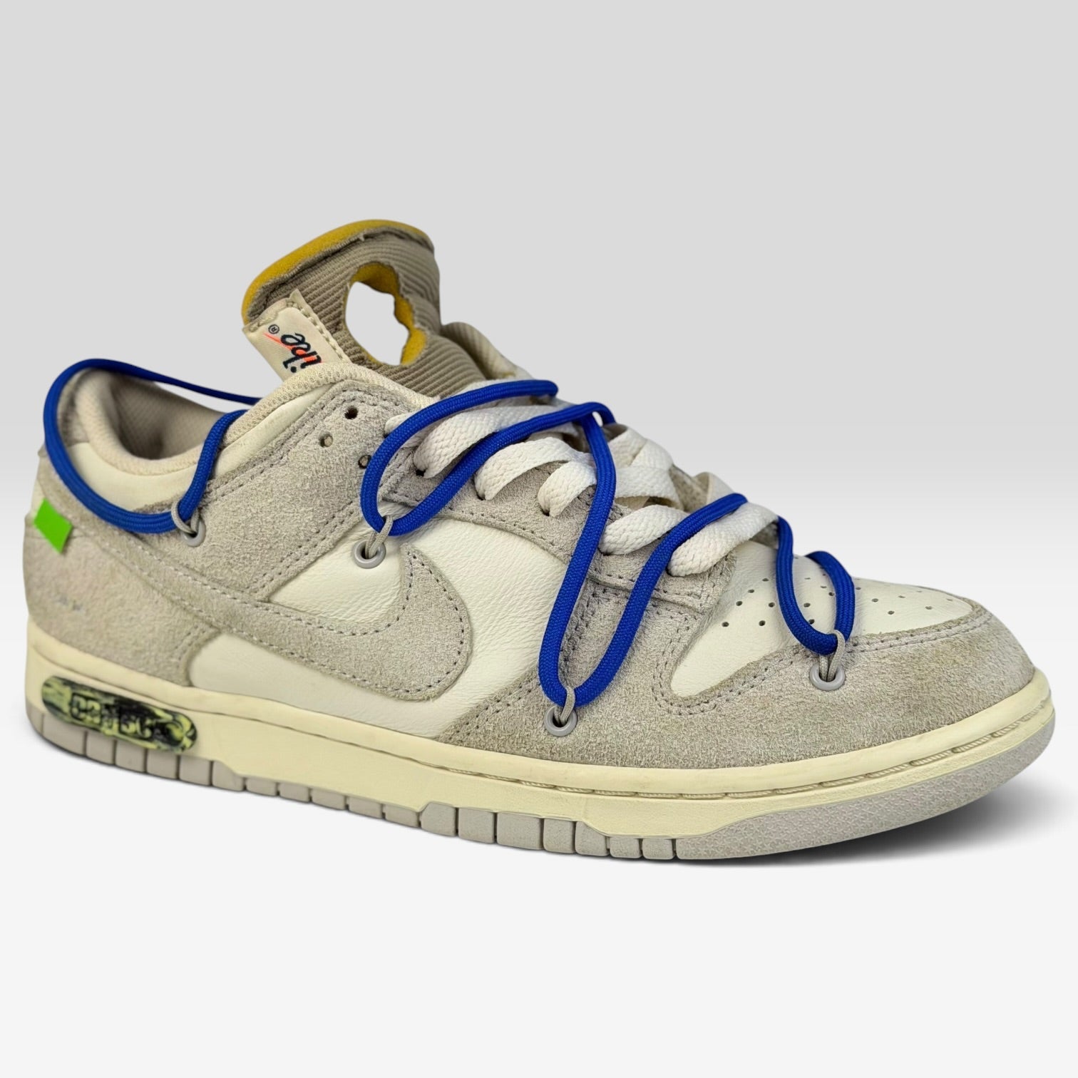 V STEALS Nike x Off-White Dunk Low Lot 32 sneaker in grey leather and suede with signature blue lacing system