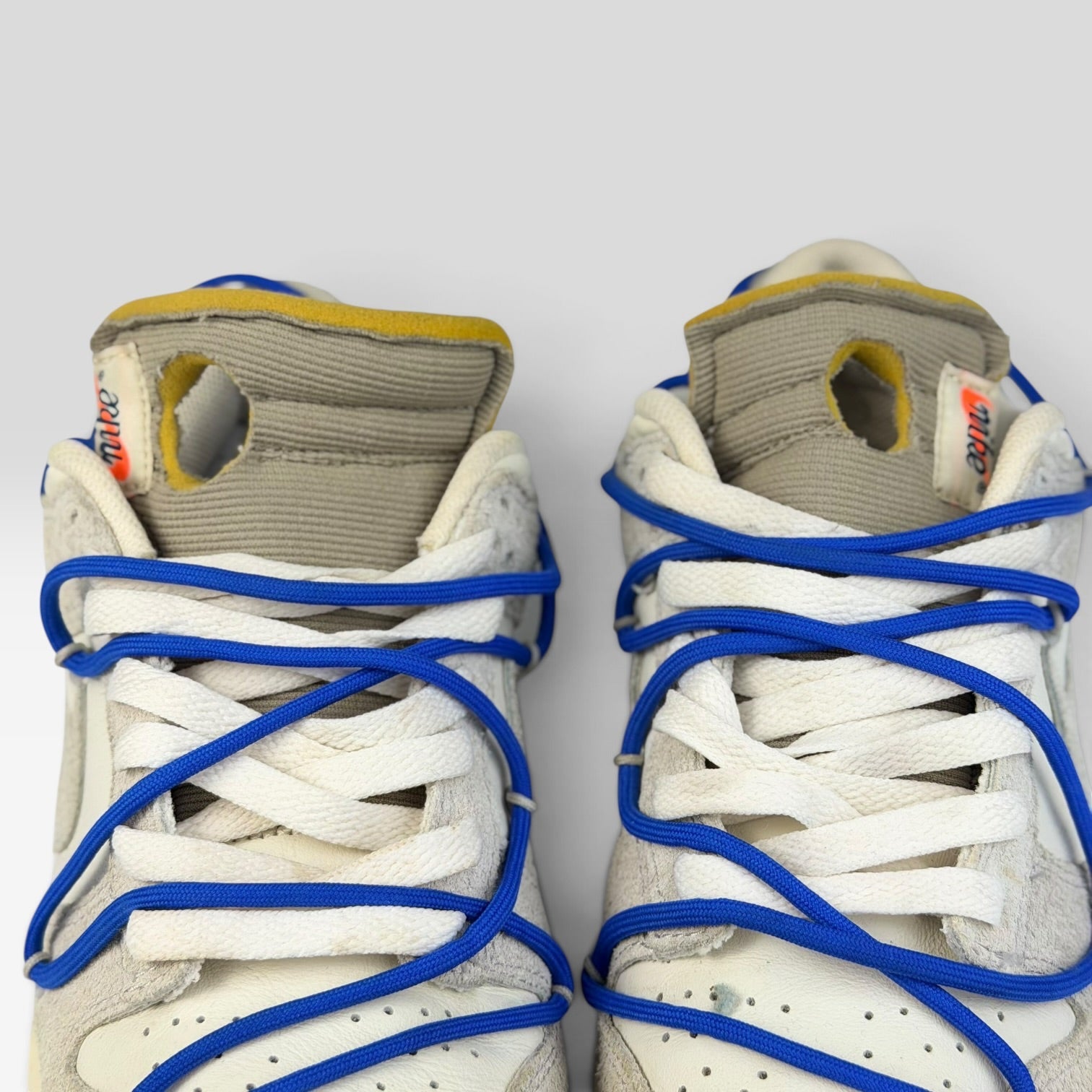 V STEALS Nike x Off-White Dunk Low Lot 32 sneakers featuring white leather, grey canvas, and blue secondary lacing