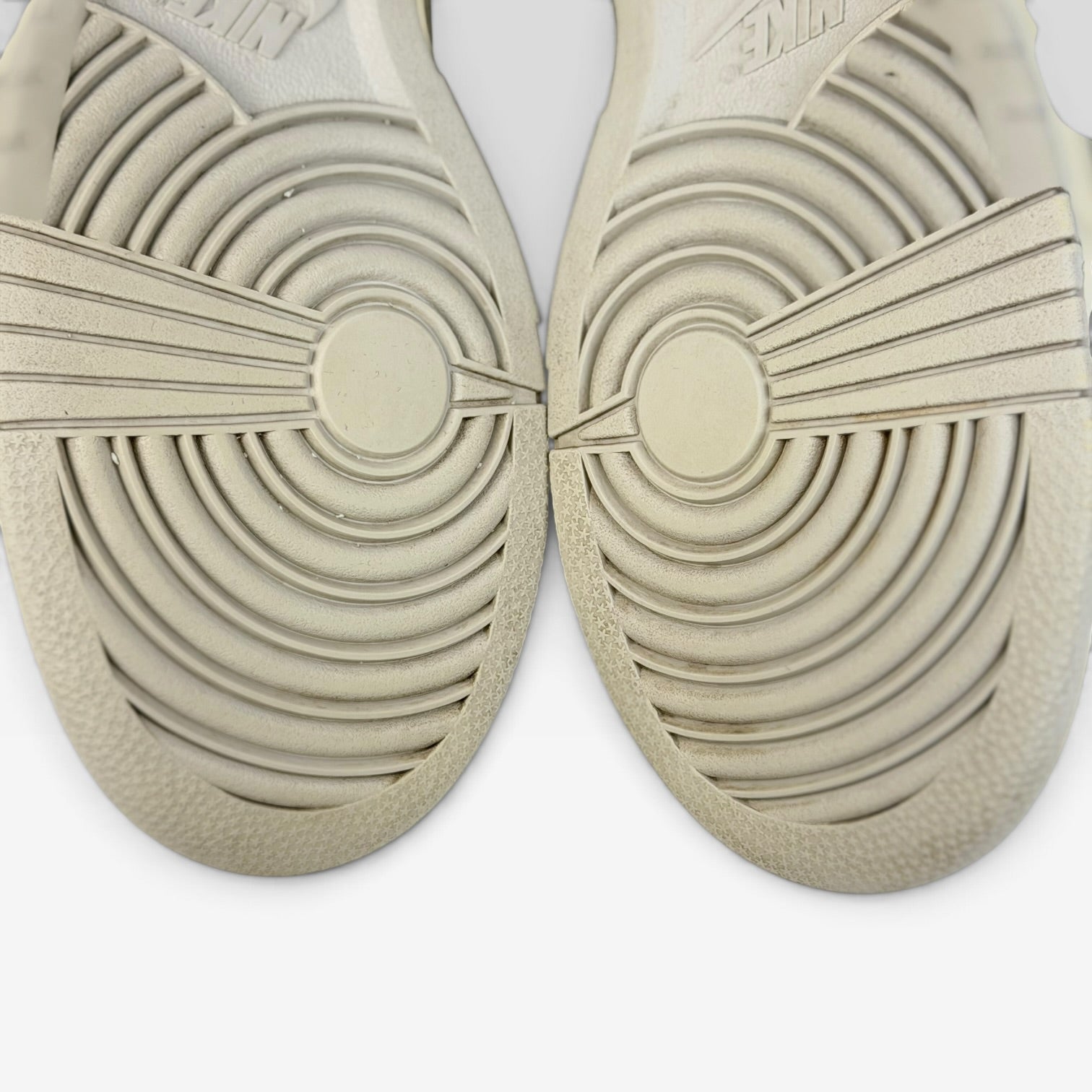 V STEALS Nike x Off-White Dunk Low Lot 32 sneaker outsoles showing circular traction pattern and aged rubber finish