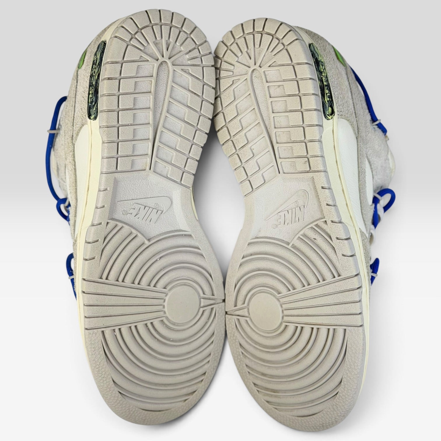 V STEALS Nike x Off-White Dunk Low Lot 32 sneakers showing the grey rubber outsoles with circular traction patterns